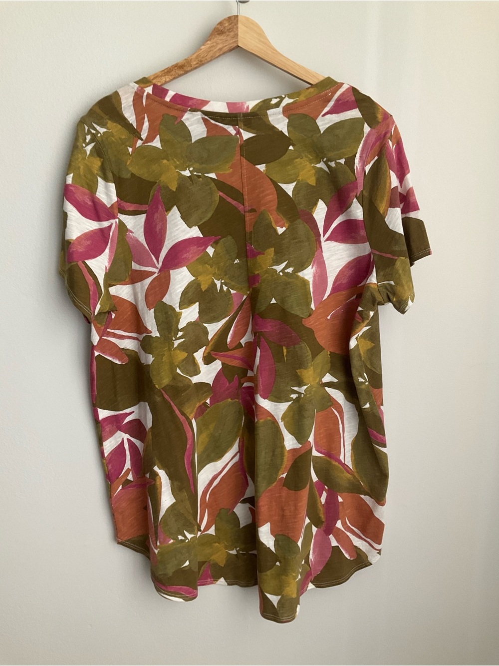 Tahari 1X V-Neck Floral Leaf Print Top in Olive, Pink & Rust 100% Cotton - Picture 4 of 8